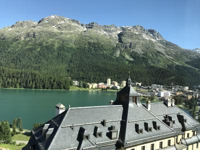 目の前にサンモリッツ湖とベルニナ山脈が見えます