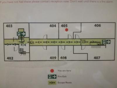 この写真の部屋へは３階から狭い階段を上る必要あり