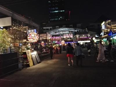 屋台、レストラン、服、雑貨　なんでもある場所