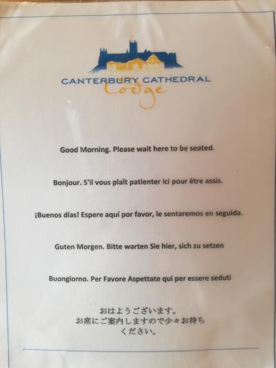 朝食会場にて。日本人も結構泊まるようです。