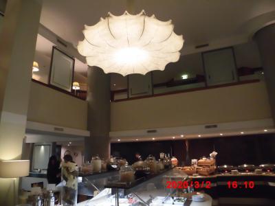 朝食会場の天井が高く、照明が暗めで夜の雰囲気