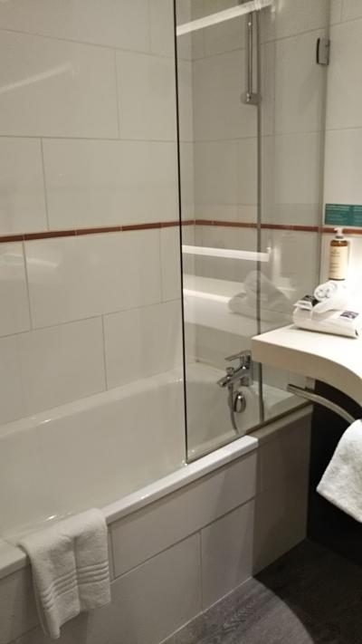 バスタブ付で体を休められます