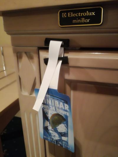 冷蔵庫は紙でロックしてある。ちょっとセコイ。