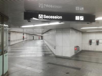 カールスプラッツ駅のこの通路を直進