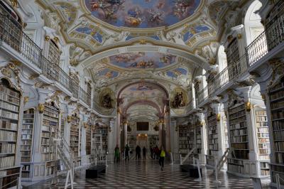 圧巻の修道院図書館