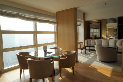 スイート客室のリビングスペース