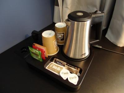 湯沸かしポットとコーヒー紅茶セットがあって寛げます