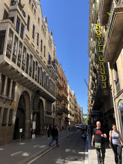 街中にあって駐車場付きグエル邸の向かいにあるホテル