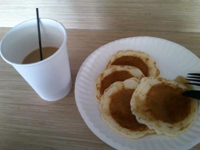 朝食のパンケーキ。１枚は小さいので複数枚食べないと足りない。