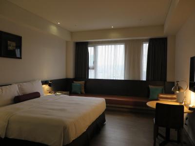 ベンチシートが珍しいデラックスルームは広々