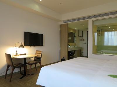 仕事用の机はなく、丸テーブル1脚のみです