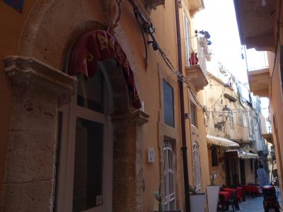 アレツサの泉から歩いてすぐのところにあります。