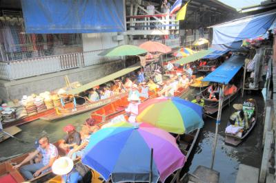 タイの水路文化に触れられ、賑わっていました。