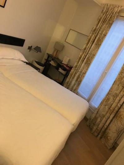 部屋の狭さは否めない