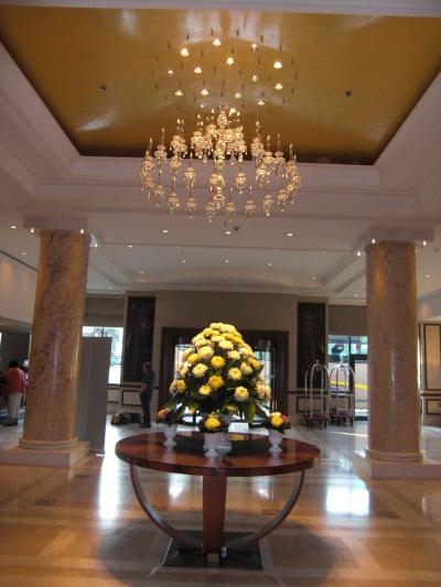 ホテルのロビ－はピカピカで飾られたお花が奇麗！