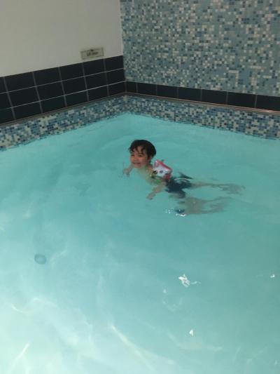 地下のプール。小さいですが子供が楽しむには十分。