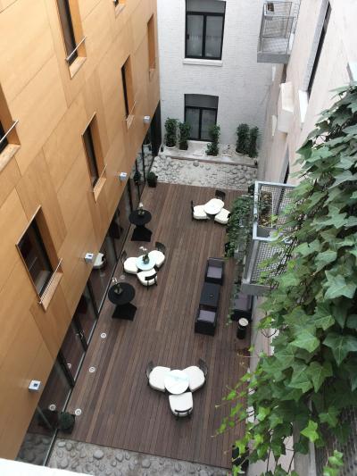 部屋からの中庭の景色