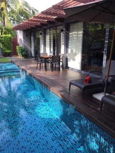 部屋のすぐ横に専用のプール。