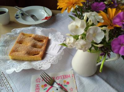 ダイニングのお花とサービスで焼いてくれたケーキ