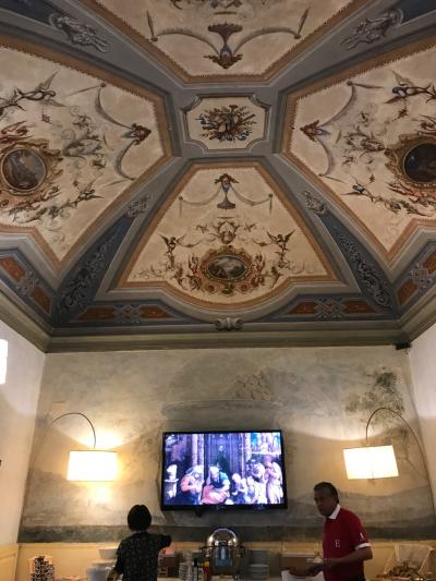 歴史を感じさせるパラッツォを転用したホテル。