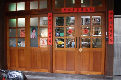 入り口はきれいですが建物の外観は古い感じです