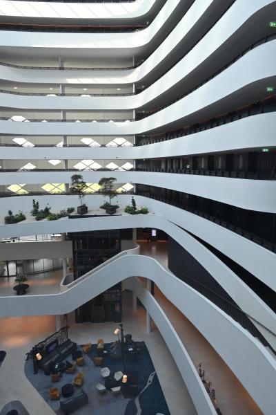 室内から見た吹き抜け空間