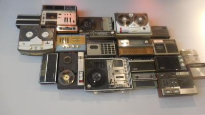 ロビーの壁に飾られた懐かしいアナログオーディオ機器