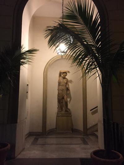 中庭からホテル玄関