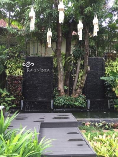 洒落たエントランスです