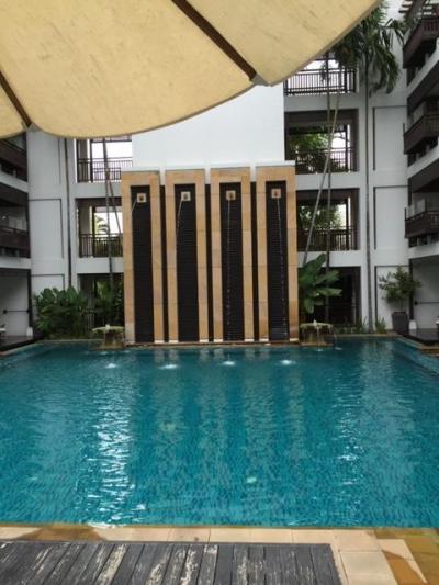 小さいですがプールもあります。１階の部屋からはプールに