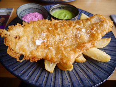 大きな窓から美しい公園を眺めながら