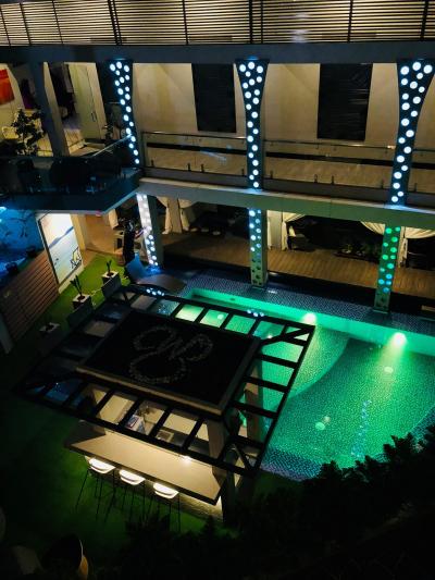 夜間はプールがライトアップされます。