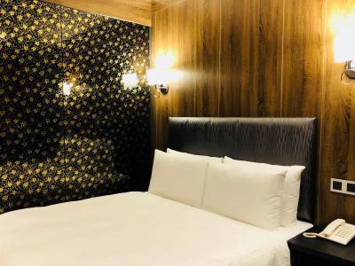 ベッドの奥に広めのバスルームがあります。