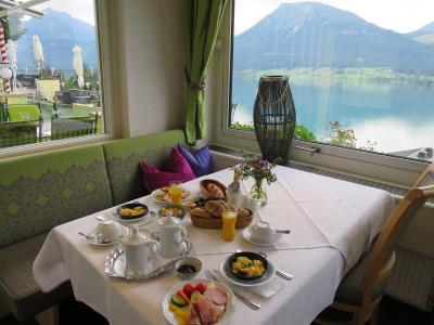 美しい湖を眺めながらの朝食ビュッフェ