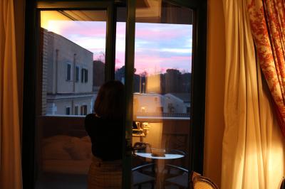 閑静な住宅街にシックなホテル