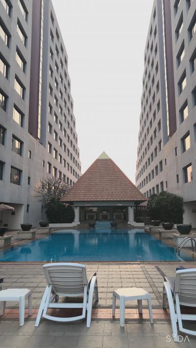 プールサイドです。涼しい風が入ってきます。