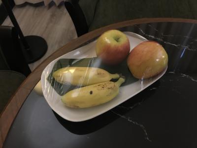 ウェルカムフルーツです。ミニバナナは日本ではあまり見ない形。