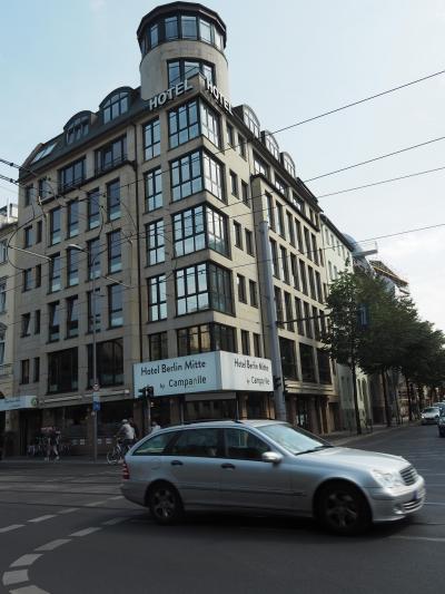 ベルリン中央駅前から表通りの1本道でホテルへ。わかりやすい。