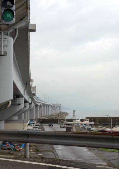 高架下にあるのでバイクの雨宿りにいいかも