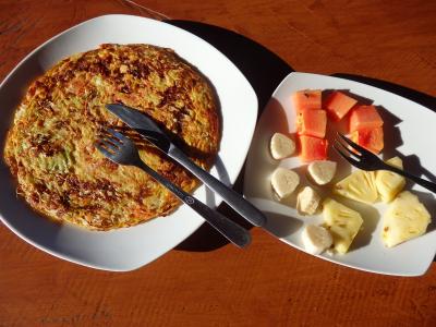 朝食（オムレツとフルーツ）