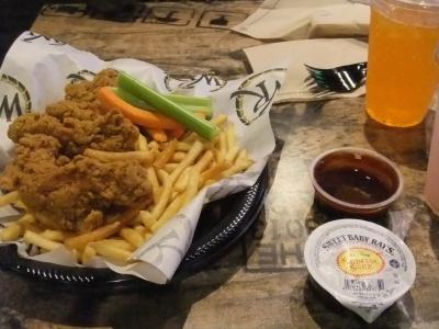 Sports Bar で　チキンを！