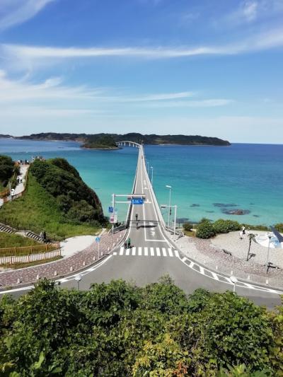 エメラルドグリーンの海に浮かぶ橋