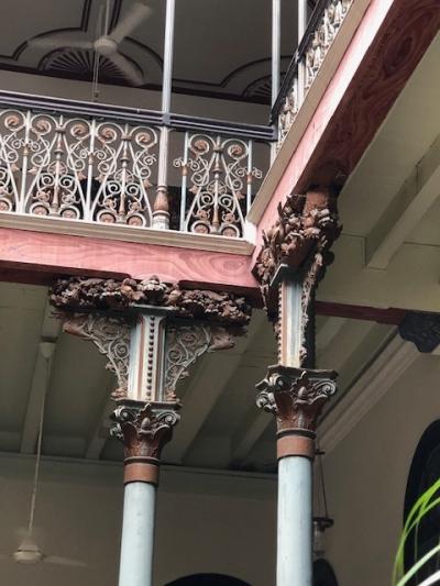 ﾍﾞﾗﾝﾀﾞを支える柱の装飾も