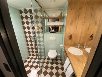 目のちかちかするバスルーム