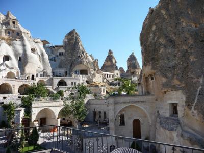 手前はホテルの客室などで向う側は近隣の別のホテル等