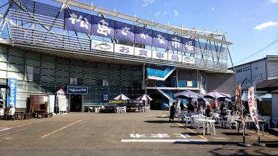 観光客向けのさかな市場です