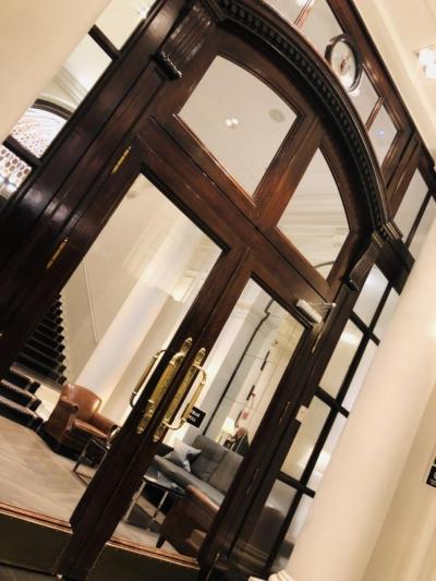 ドアマンなどはいませんが気持ちよく挨拶して迎え入れてくれます