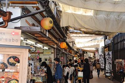 ツアー集合時間を気にしながら余裕なく歩いた商店街