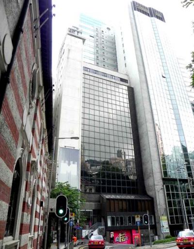 中央下の的士(ﾀｸｼｰ)の上が入り口。