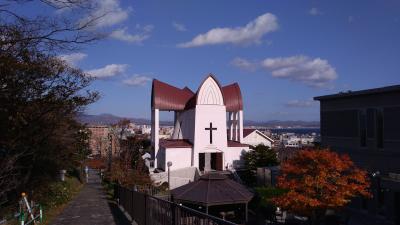 教会内から見る十字架が神々しい